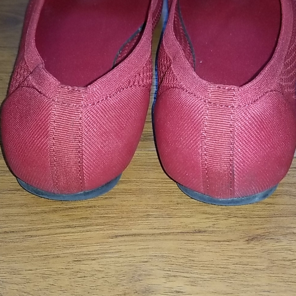 Comphy Red Shoes - Picture 5 of 6